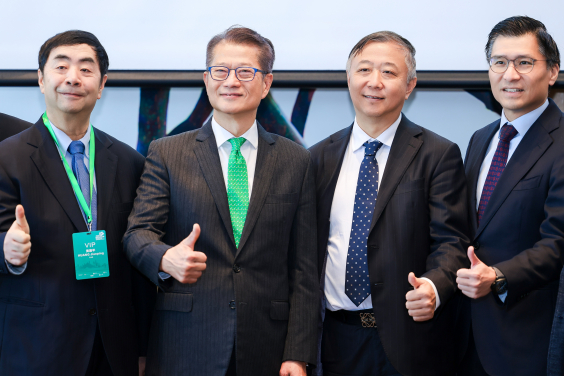 Mr Paul CHAN, Financial Secretary (L2) is in a group photo with Prof GONG Peng (R2), Hon Duncan CHIU (R1) and CAS Academician Prof HUANG Jianping (L1), when attending the 2025 Climate Forum”.

 